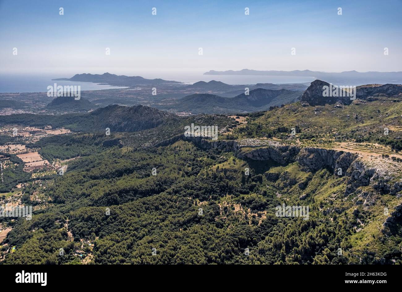 vue aérienne, montagnes tramuntana et baie de pollença, montagne conique puig de maria, pollença, majorque, îles baléares, espagne Banque D'Images