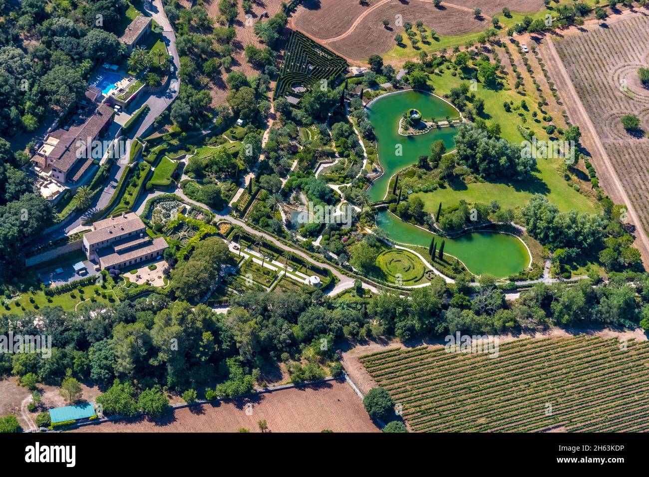 vue aérienne, finca hôtel complexe avec étang et labyrinthe, pollença, majorque, îles baléares, espagne Banque D'Images