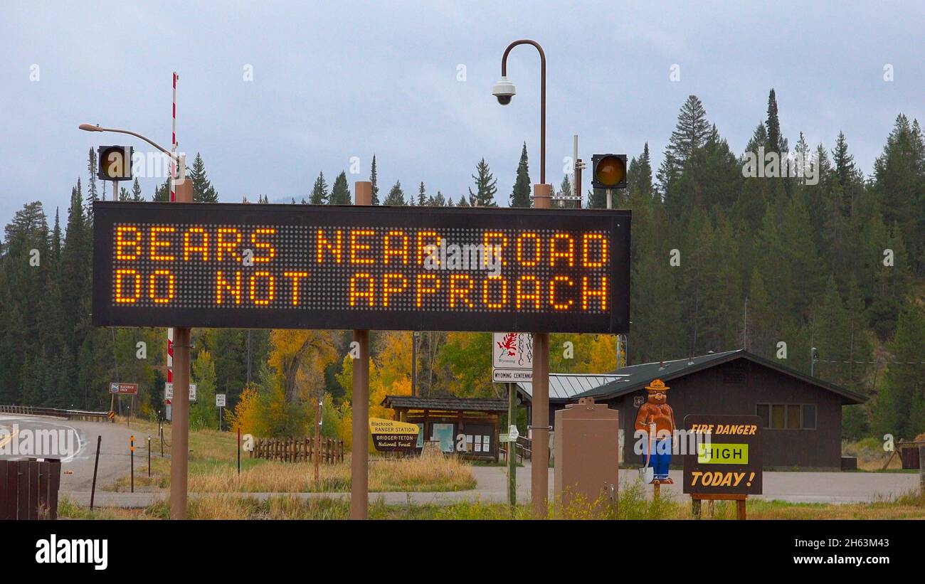 Porter un panneau d'avertissement sur une autoroute du Wyoming Banque D'Images