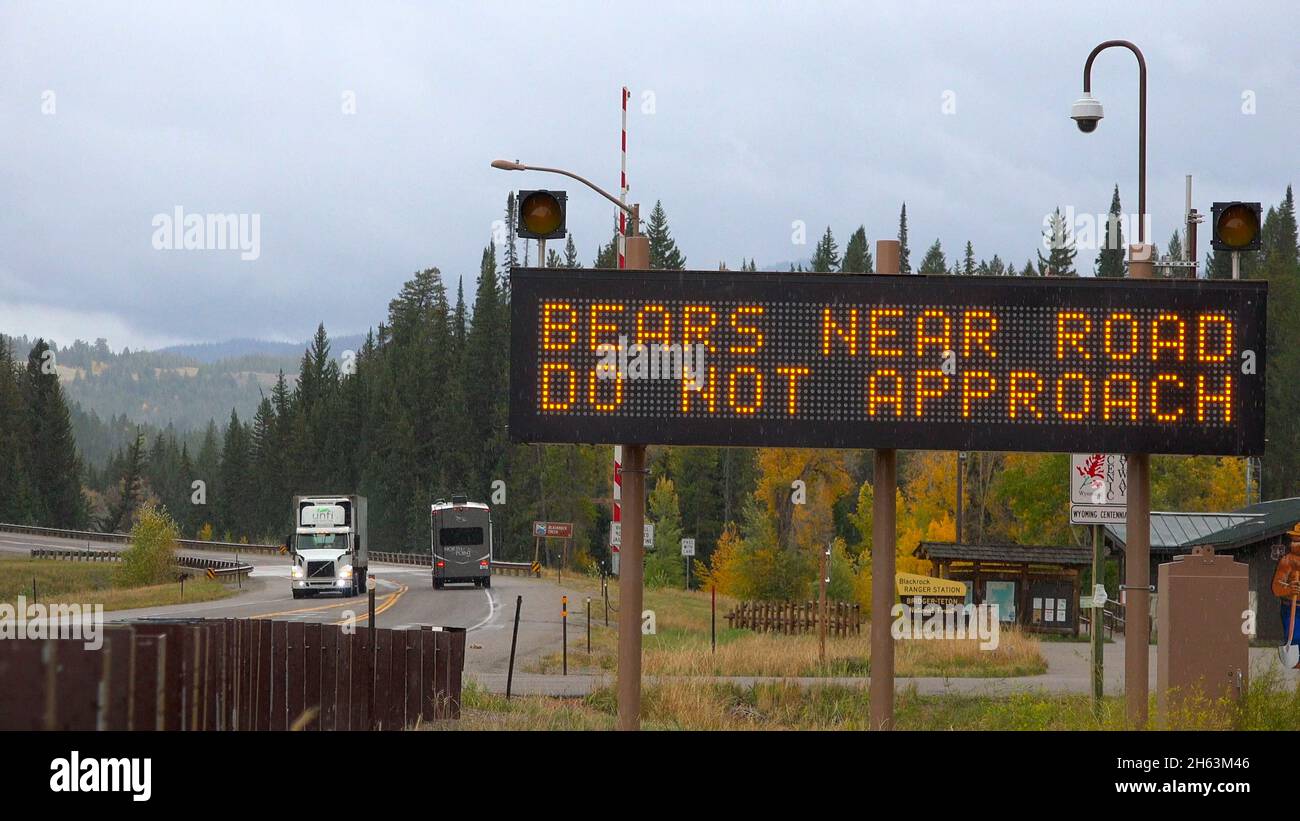 Porter un panneau d'avertissement sur une autoroute du Wyoming Banque D'Images