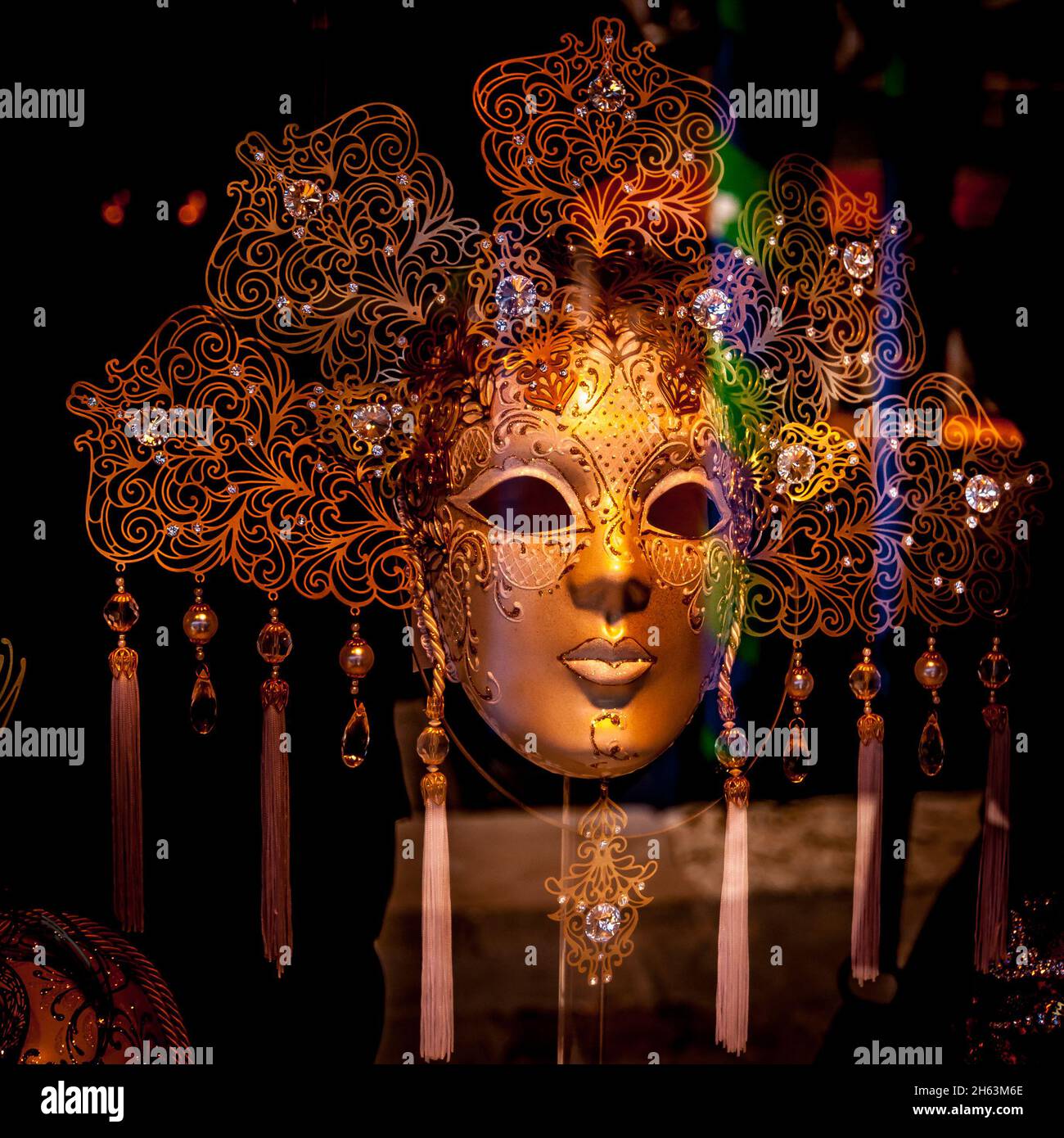 Masque de carnaval vénitien en or Banque D'Images