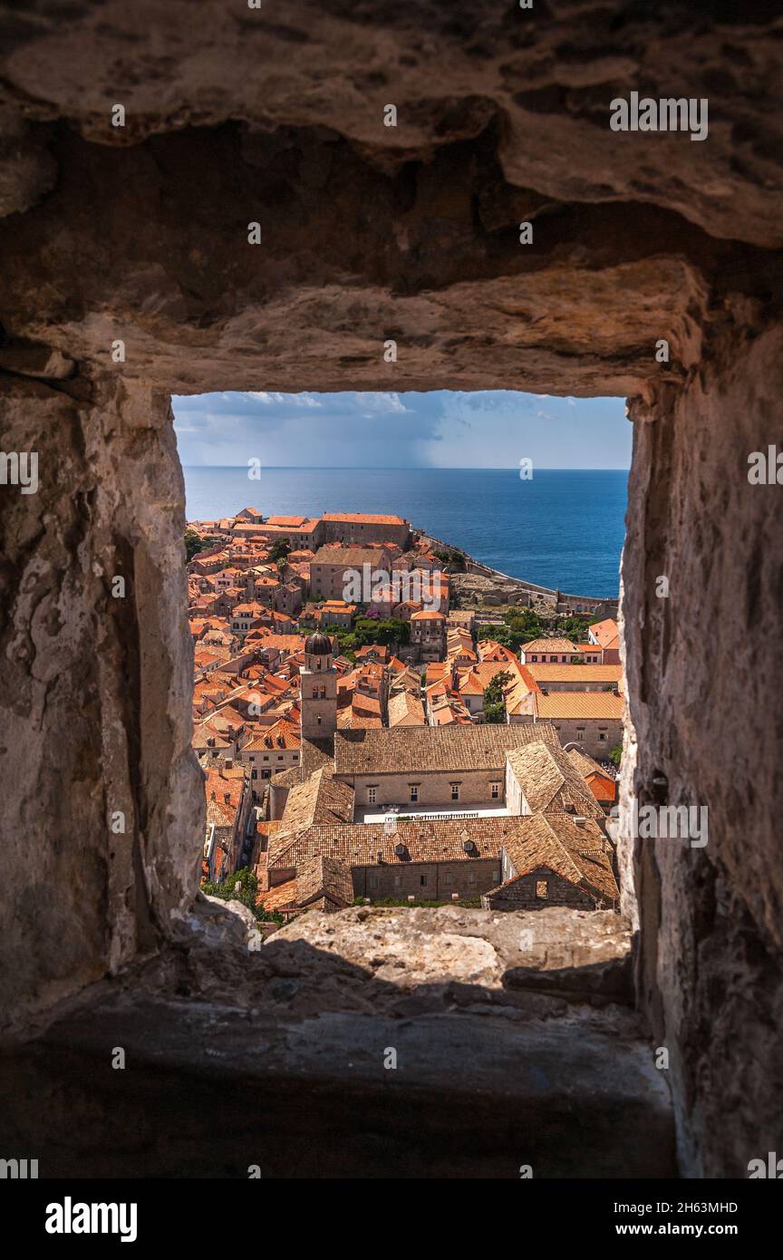 Dubrovnik vue à travers les ports d'armes murales de la ville Banque D'Images