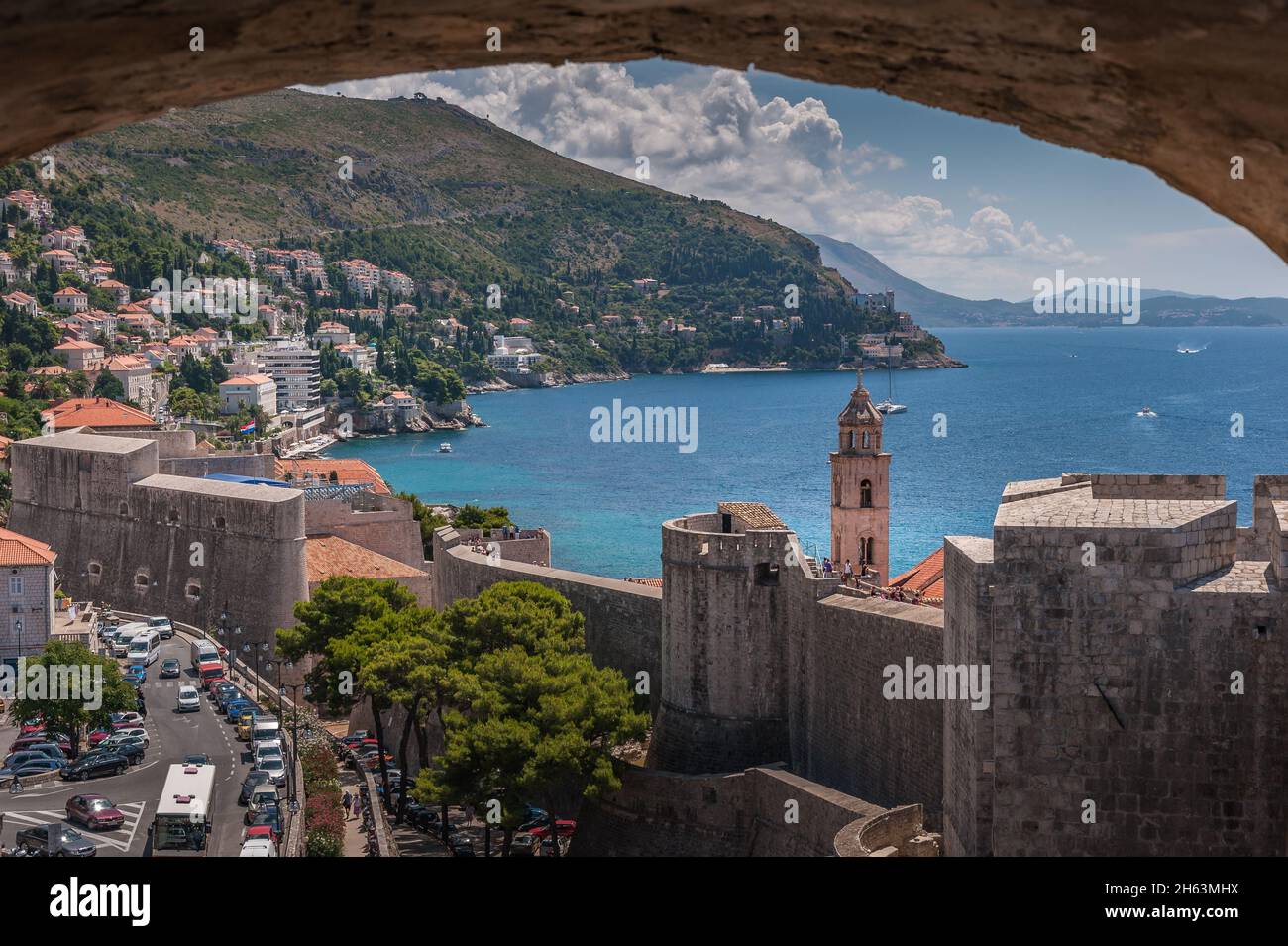 Dubrovnik vue à travers les ports d'armes murales de la ville Banque D'Images
