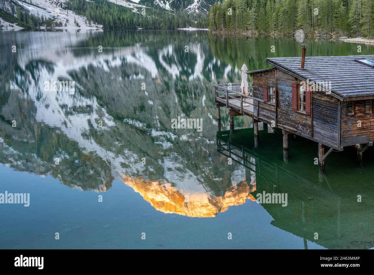 braies,dolomites,province de bolzano,tyrol du sud,italie. lever du soleil sur le lac braies avec le seekofel comme reflet Banque D'Images