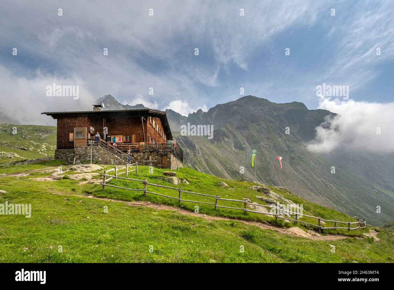 terenten,province de bolzano,tyrol du sud,italie. la tiefrastenhütte avec le kempspitze en arrière-plan Banque D'Images