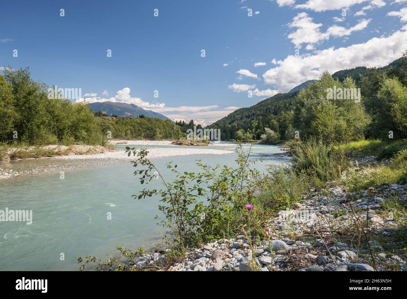 paysage de rivière sur l'isel, vue de l'iseltrail, près de lienz, tyrol oriental, quartier de lienz, tyrol, autriche Banque D'Images