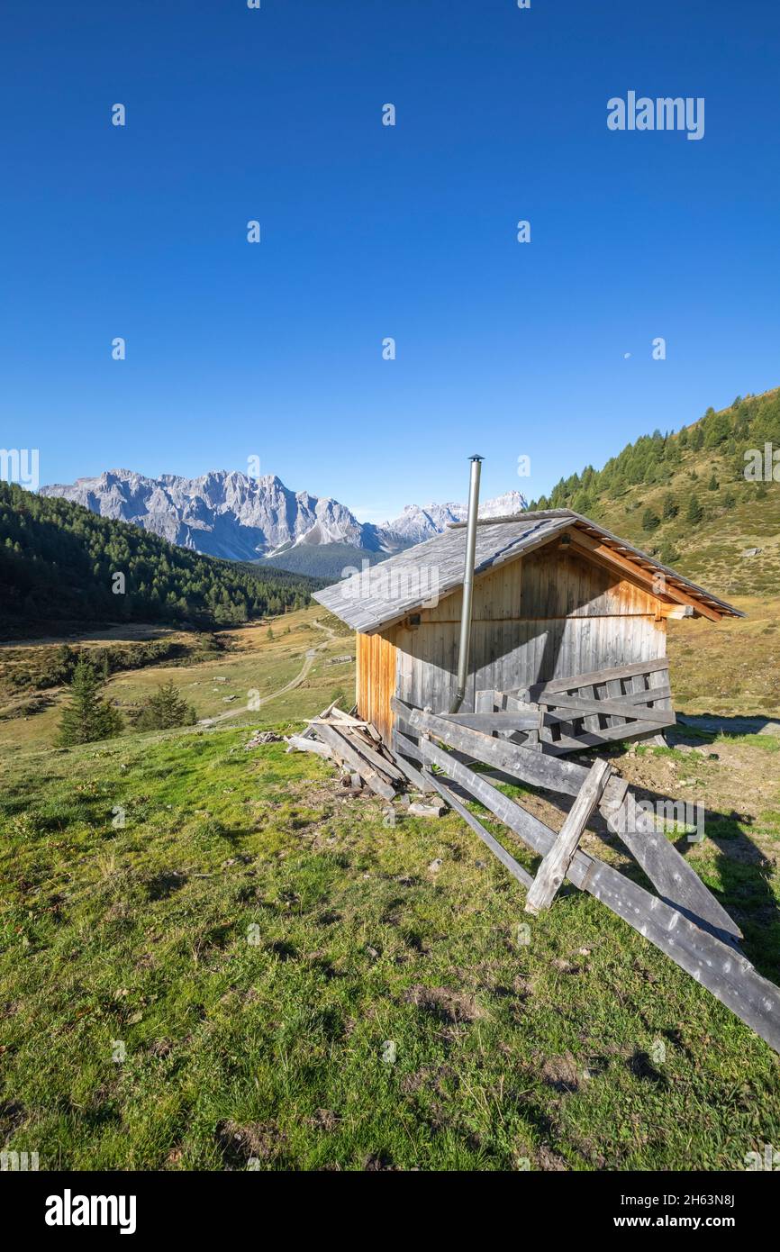 hirtenhütte, petite cabane privée dans vallorera, frontière entre la vénétie et le tyrol du sud, l'ouest de carnic range, italie Banque D'Images