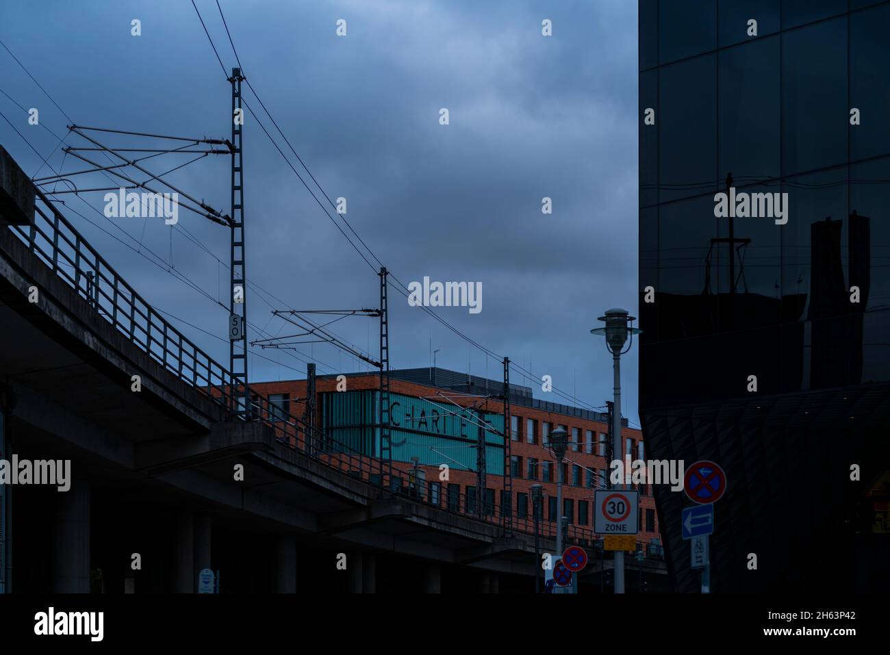 allemagne,berlin,bâtiment et pont dans la capitale allemande berlin en début de matinée Banque D'Images