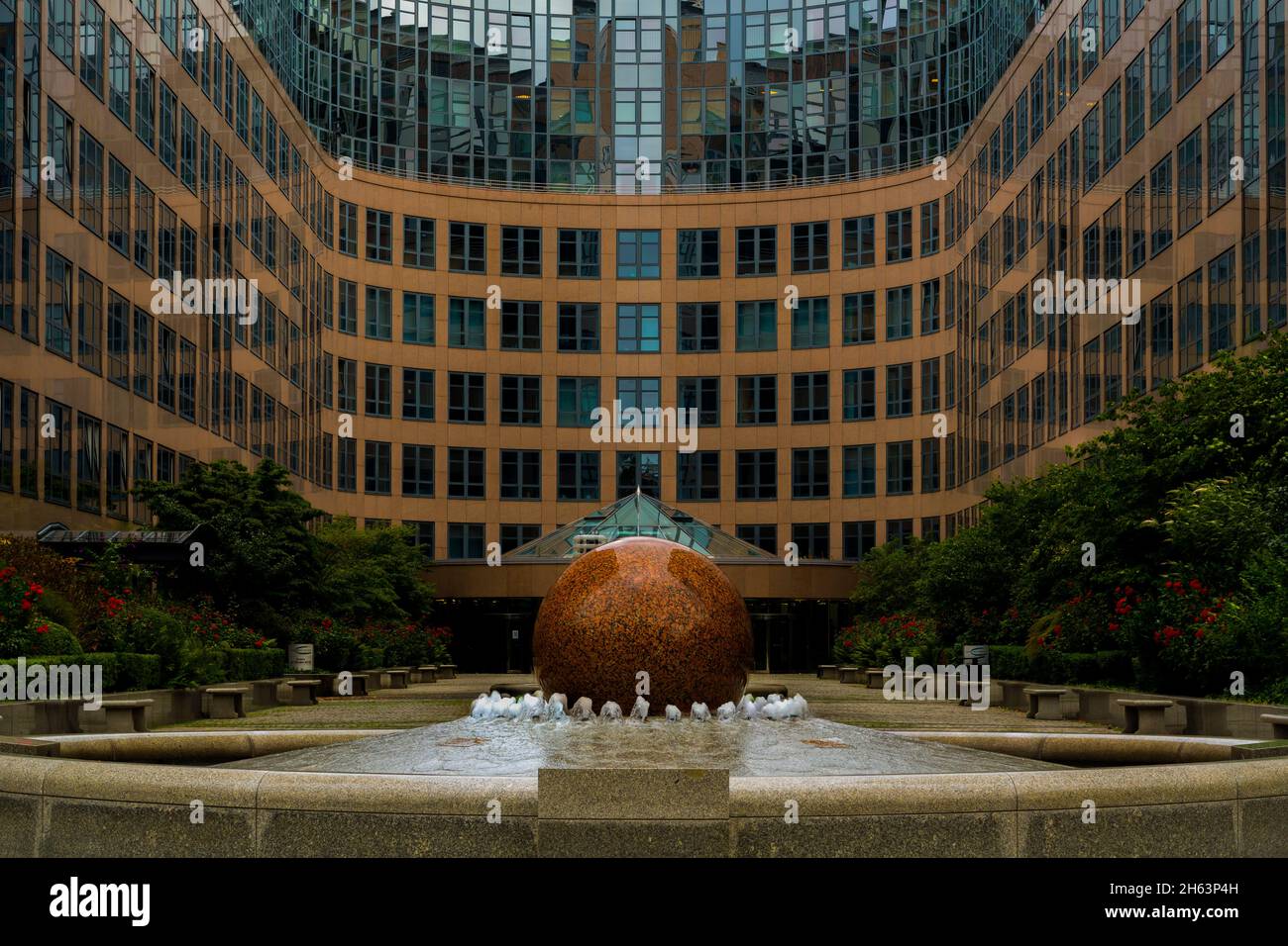 allemagne,berlin,fontaine de boule en face du bâtiment spreebogen dans la capitale de l'allemagne Banque D'Images