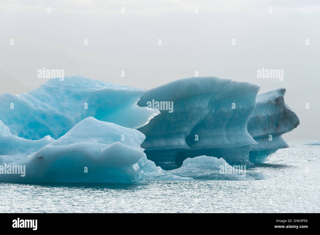 les icebergs flottent sur l'eau de la lagune du glacier de jokulsarlon, parc national de vatnajokull, islande Banque D'Images