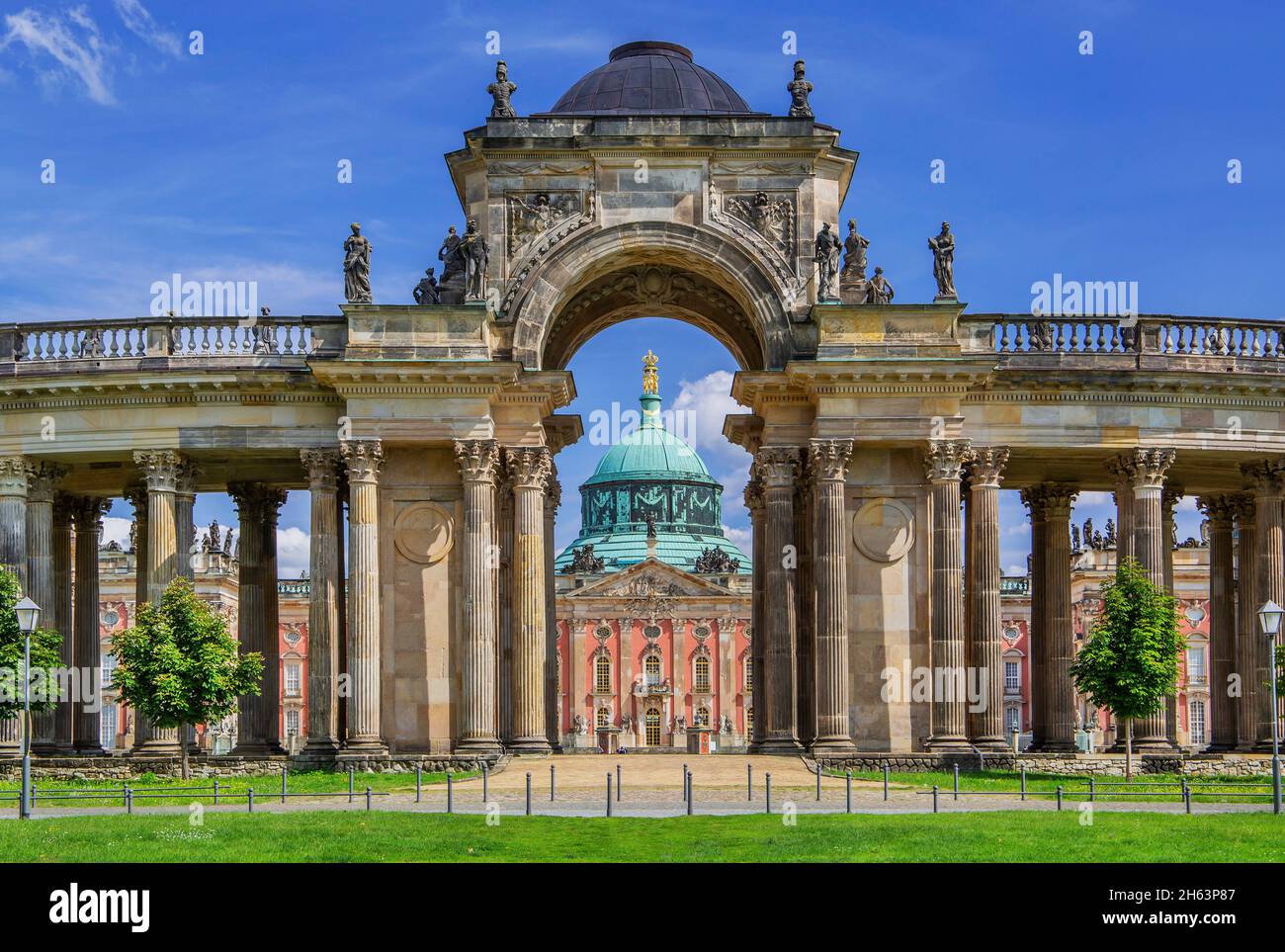 colonnades aux communautés avec une vue sur le nouveau palais,potsdam,brandebourg,allemagne Banque D'Images
