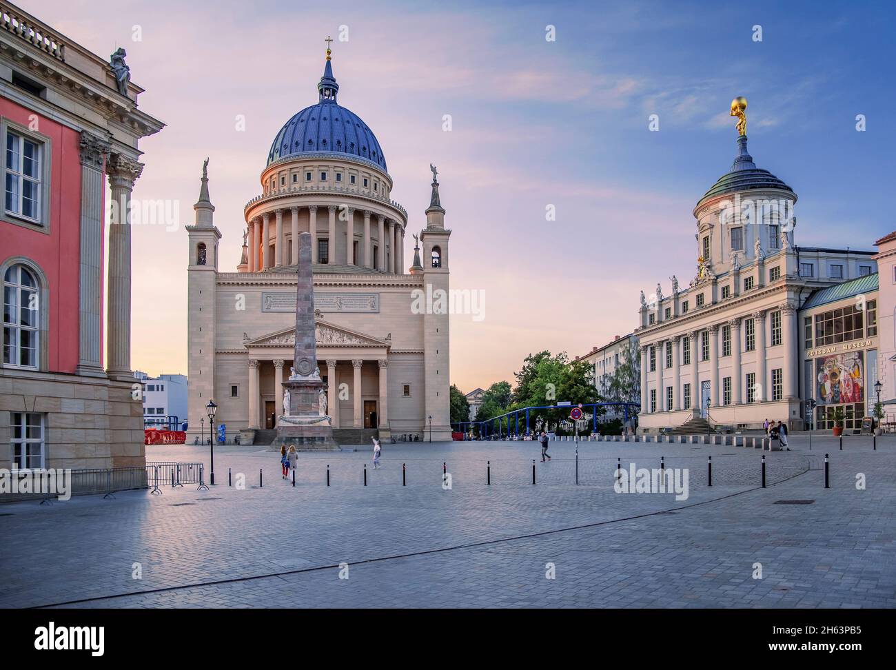 vieux marché avec st nikolaikirche et la vieille mairie dans l'ambiance du soir, potsdam, brandebourg, allemagne Banque D'Images