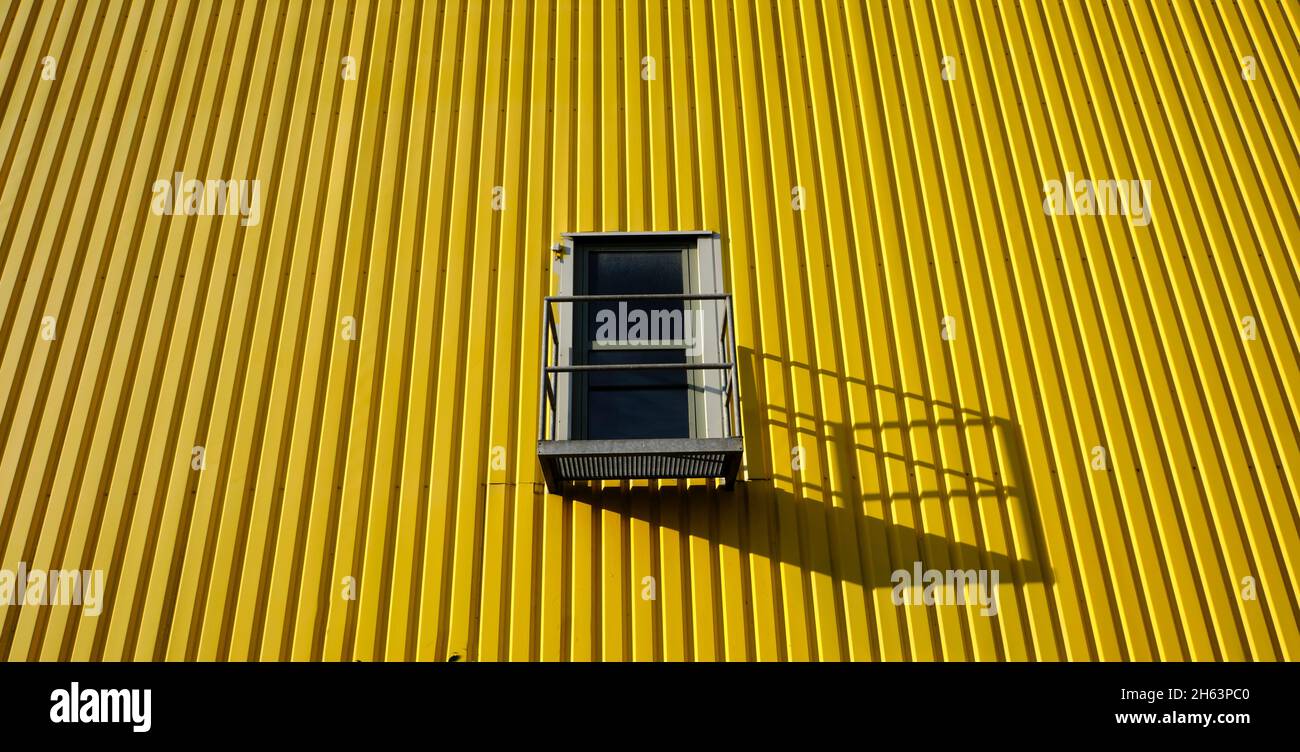entrepôt jaune, porte, jeu d'ombre Banque D'Images