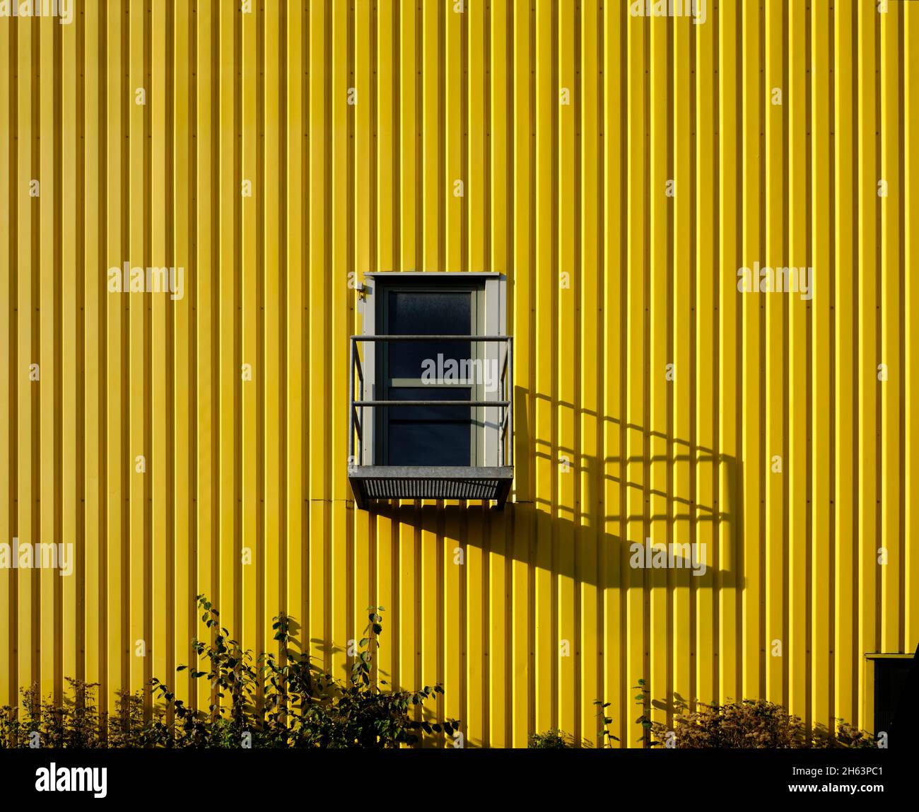 entrepôt jaune, porte, jeu d'ombre Banque D'Images