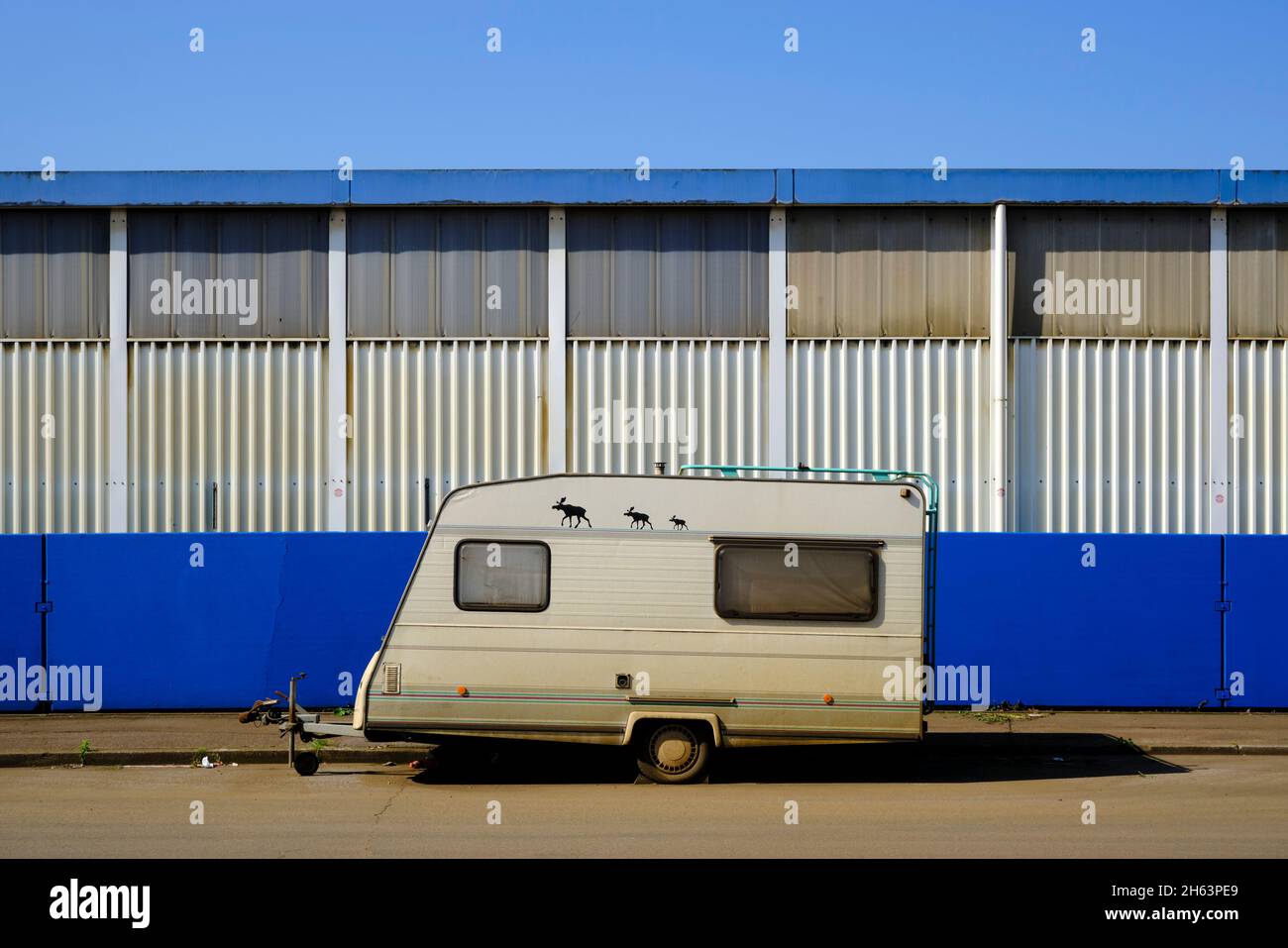 voiture de camping devant l'usine Banque D'Images