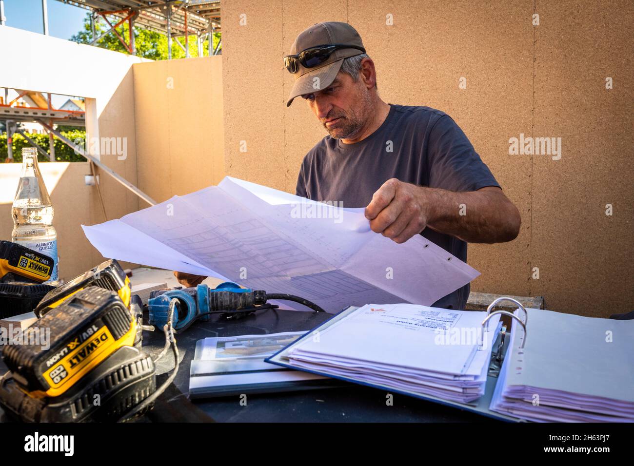 allemagne,bavière,construction d'une maison préfabriquée en bois, un charpentier lit le plan de construction, Banque D'Images