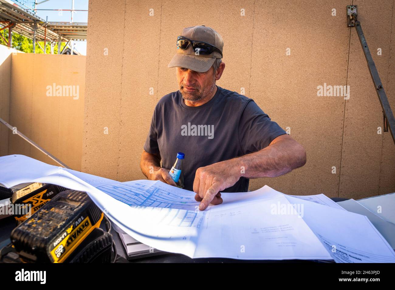 allemagne,bavière,construction d'une maison préfabriquée en bois, un charpentier lit le plan de construction, Banque D'Images