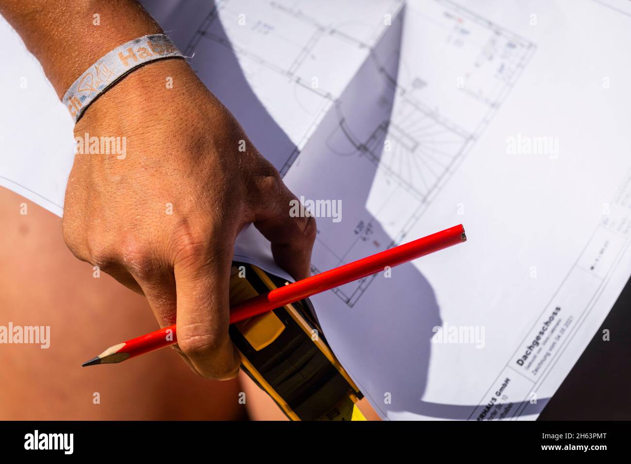 allemagne,bavière,construction d'une maison préfabriquée en bois, charpentier avec plan, Banque D'Images