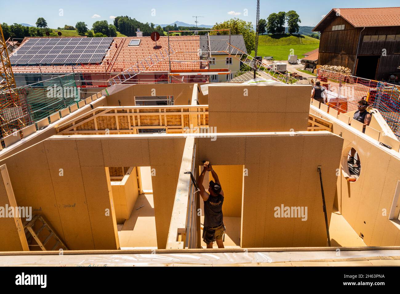 allemagne,bavière,construction d'une maison préfabriquée en bois, installation de cloisons, Banque D'Images