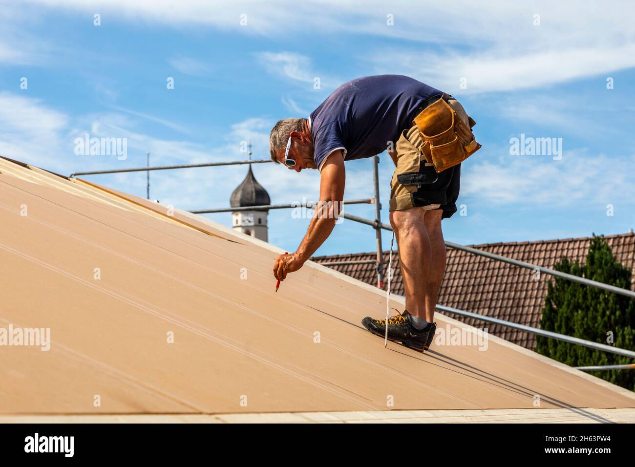 allemagne,bavière,construction d'une maison préfabriquée en bois, charpentier lors de la toiture avec panneaux de particules, Banque D'Images