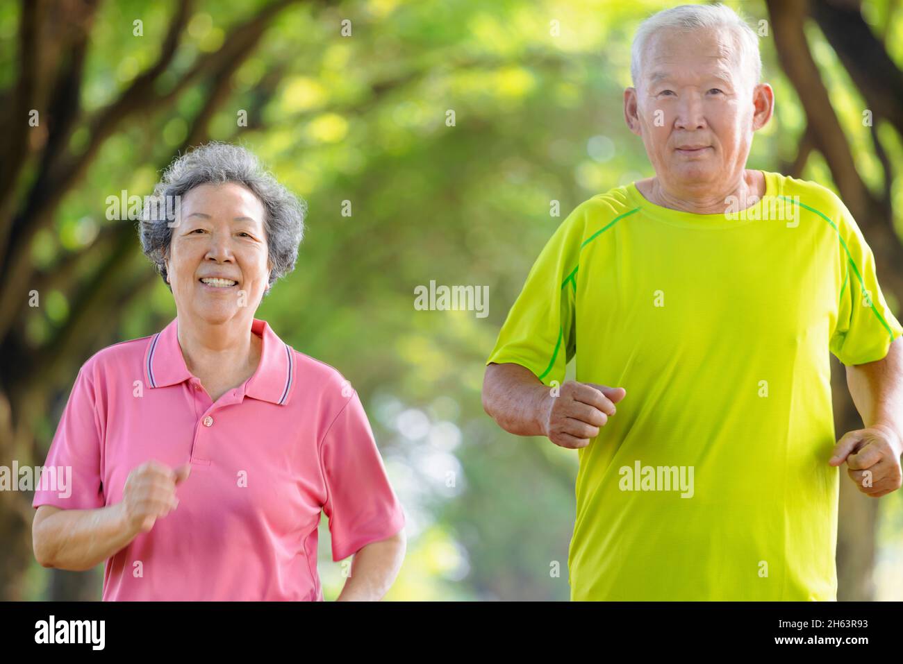 Bon couple asiatique senior jogging dans le parc Banque D'Images