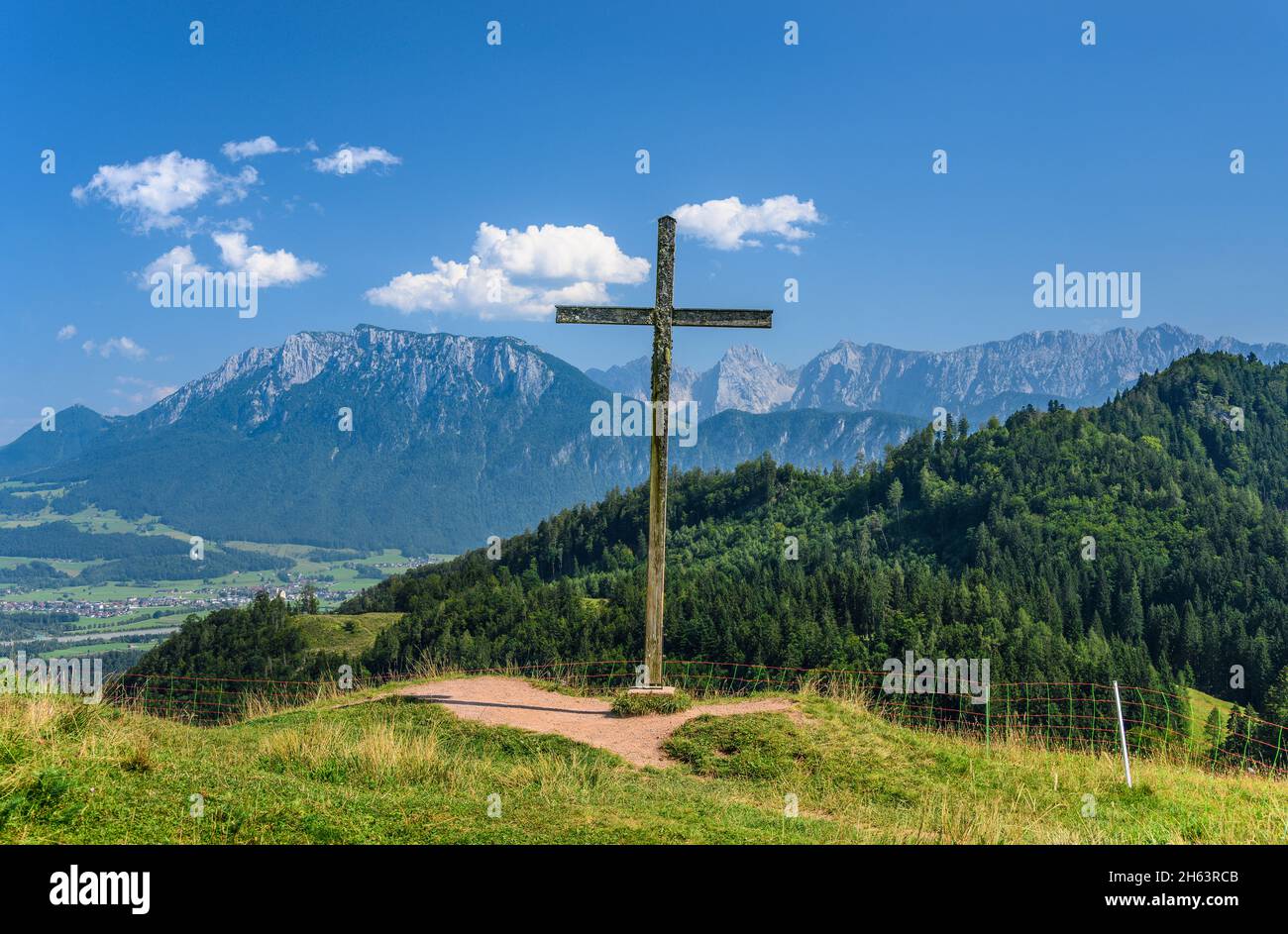 allemagne,bavière,haute-bavière,quartier de rosenheim,oberaudorf,quartier de hocheck,vue du point de vue gletscherblick sur mühlbacher berg aux montagnes kaiser Banque D'Images