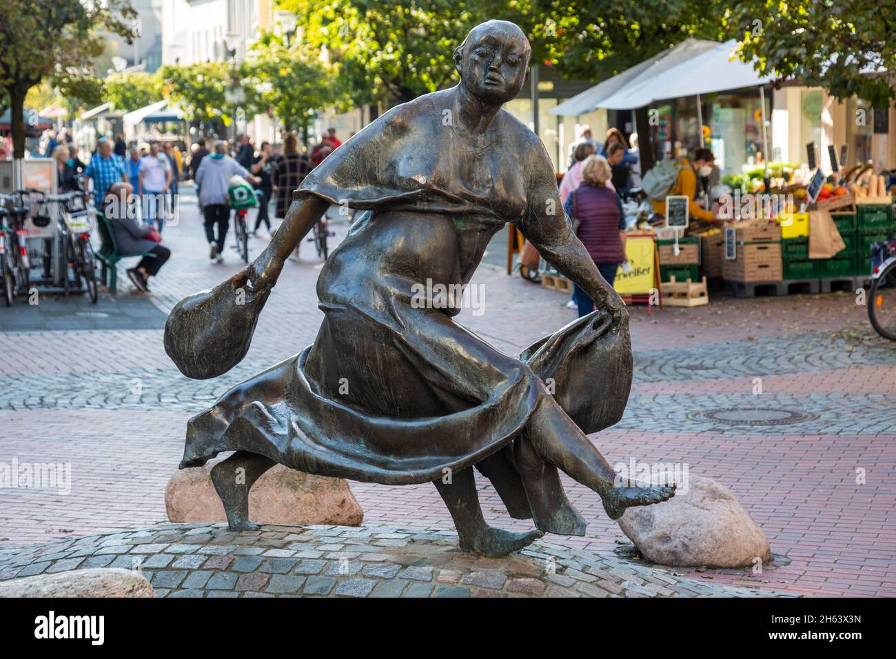 allemagne,hilden,bergisches land,niederbergisches land,niederberg,rhénanie,du nord-westphalie,nrw,zone piétonne mittelstrasse,sculpture en bronze 'die eilige einkaeuferin' par karl-henning seemann Banque D'Images