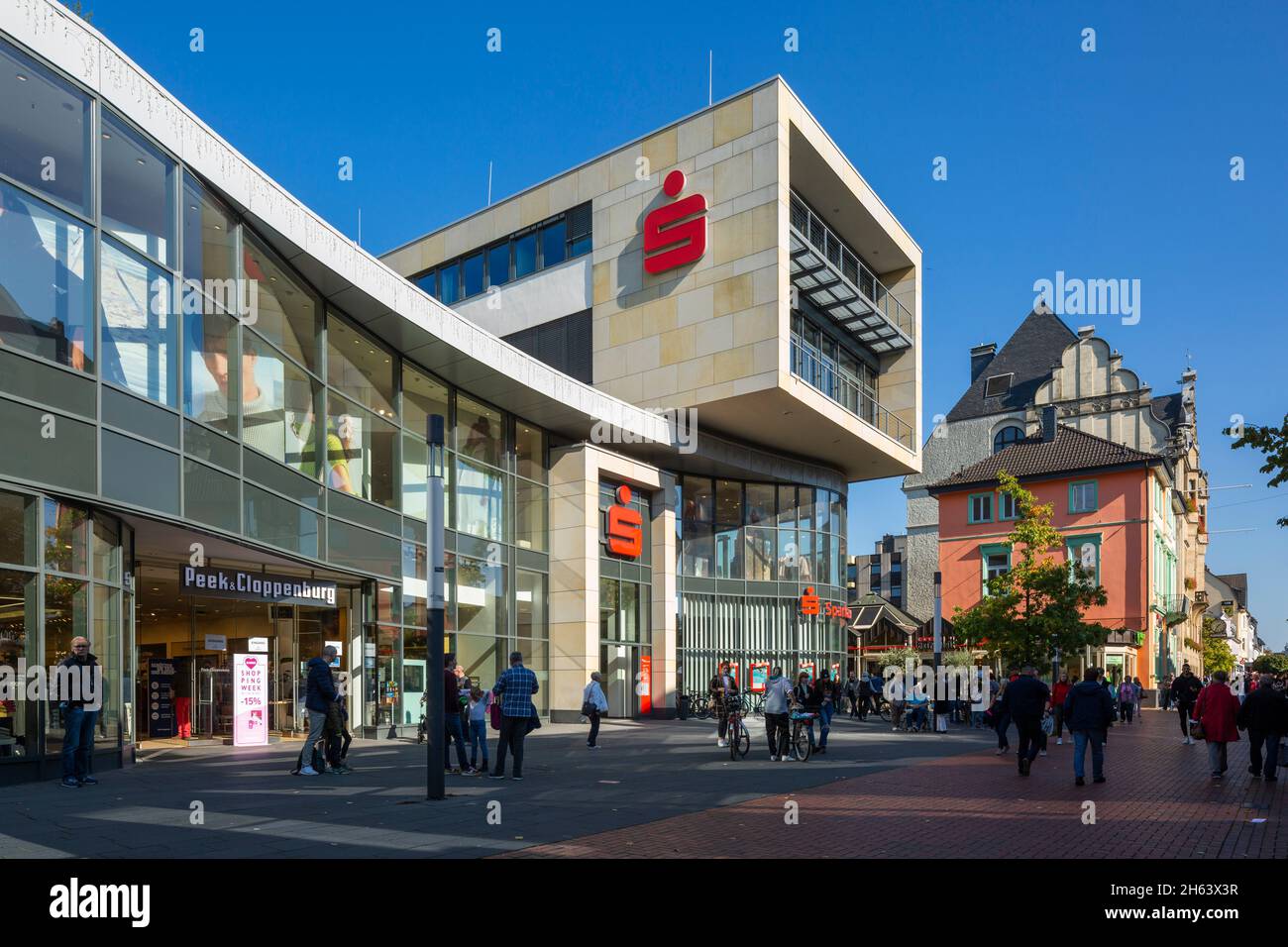 allemagne,hilden,bergisches land,niederbergisches land,niederberg,rhénanie,du nord-westphalie,nrw,zone piétonne mittelstrasse,rue commerçante,sparkasse hilden-ratingen-velbert,derrière l'ancien bureau d'enregistrement aujourd'hui café extrablatt et la vieille mairie aujourd'hui buergerhaus Banque D'Images