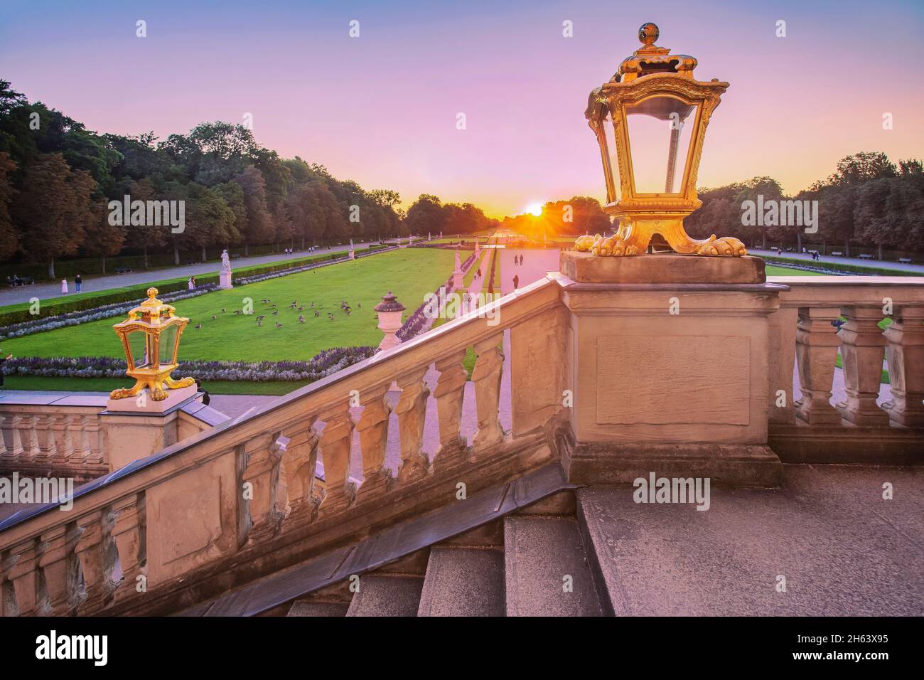 jardin rez-de-chaussée avec des escaliers vers le palais de nymphenburg au coucher du soleil, munich, haute-bavière, bavière, allemagne Banque D'Images