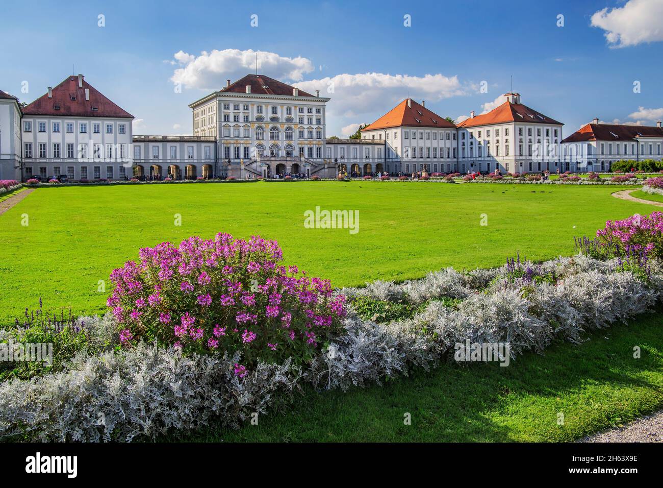 les fleurs bordent avec le côté est du palais nymphenburg,munich,haute-bavière,bavière,allemagne Banque D'Images