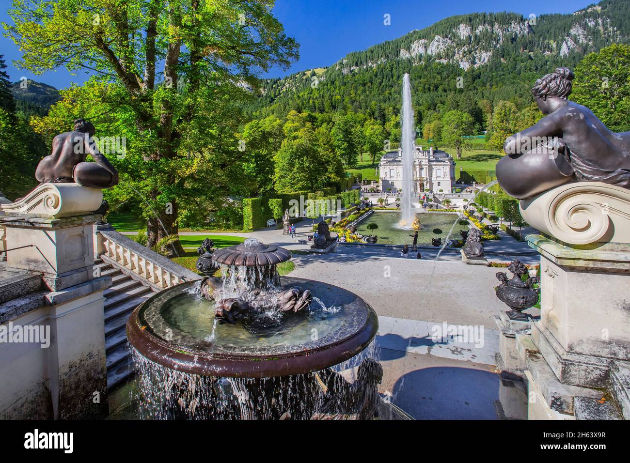 fontaine sous le temple de vénus avec jardin parterre et palais linderhof,ettal,ammertal,alpes ammergau,haute-bavière,bavière,allemagne Banque D'Images