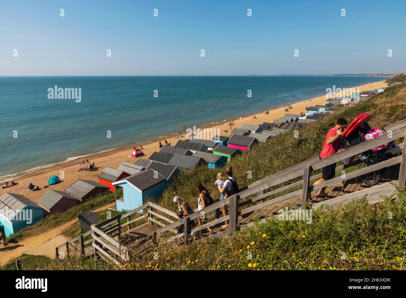 angleterre, hampshire, la nouvelle forêt, milford-on-sea, la plage et les cabanes de plage colorées Banque D'Images