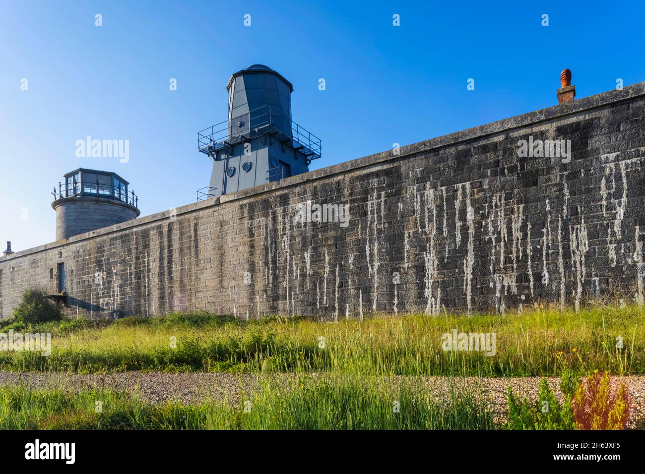 angleterre, hampshire, la nouvelle forêt, keyhaven, château hurst, phares historiques et mur du château Banque D'Images