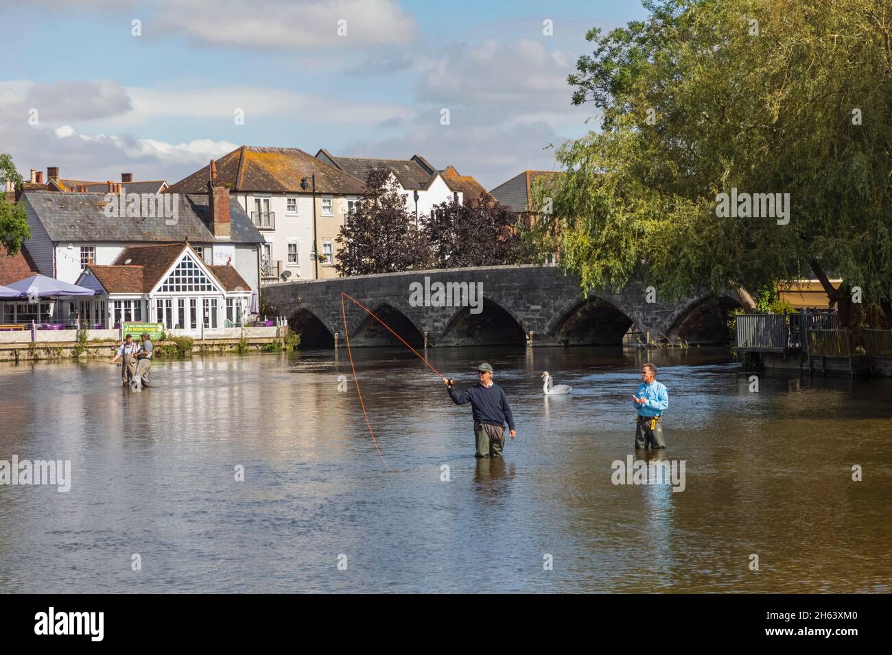 angleterre,hampshire,la nouvelle forêt,fordingbridge,vue sur la ville et pêche à la mouche dans la rivière avon Banque D'Images
