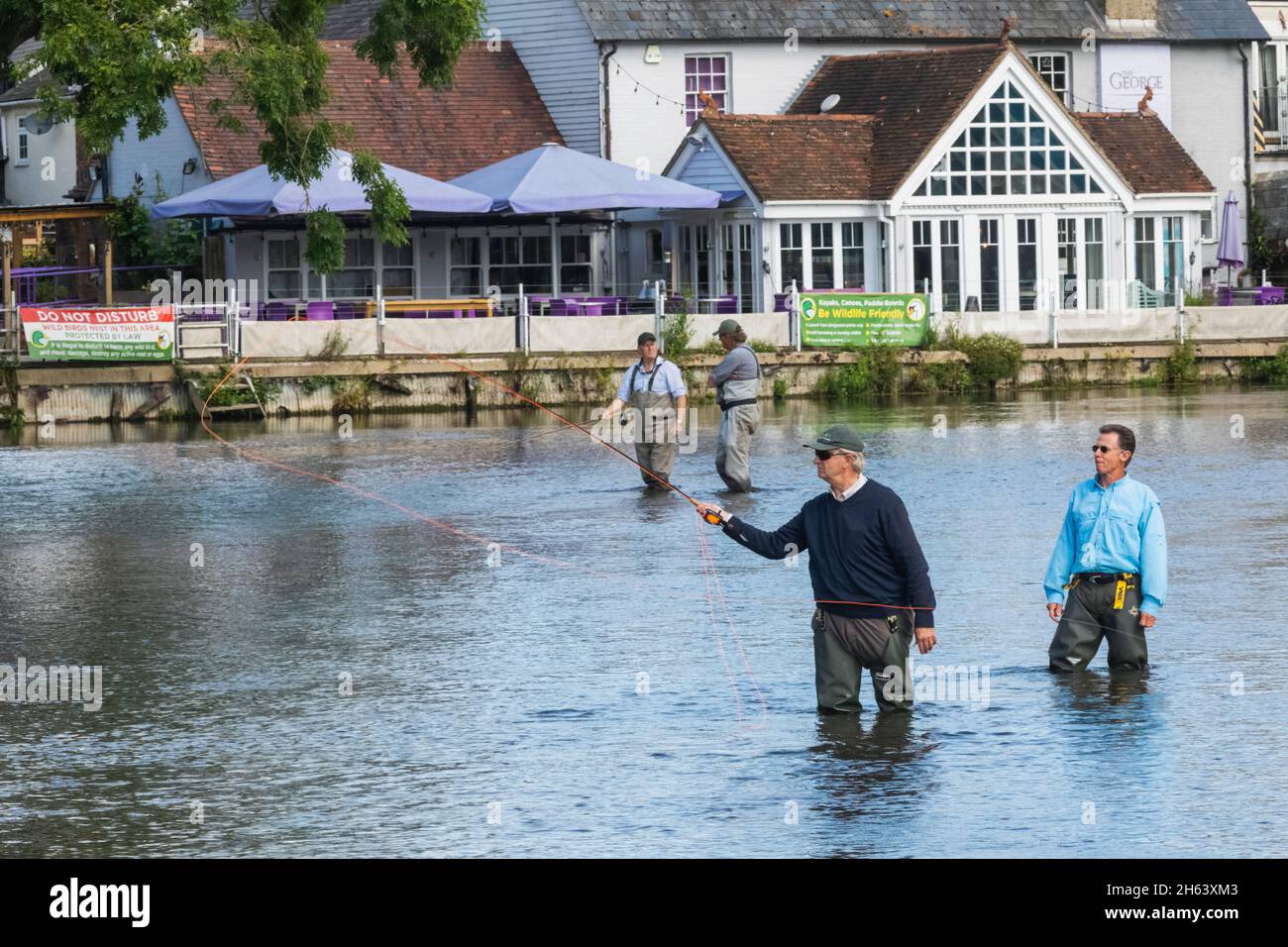 angleterre,hampshire,la nouvelle forêt,fordingbridge,vue sur la ville et pêche à la mouche dans la rivière avon Banque D'Images