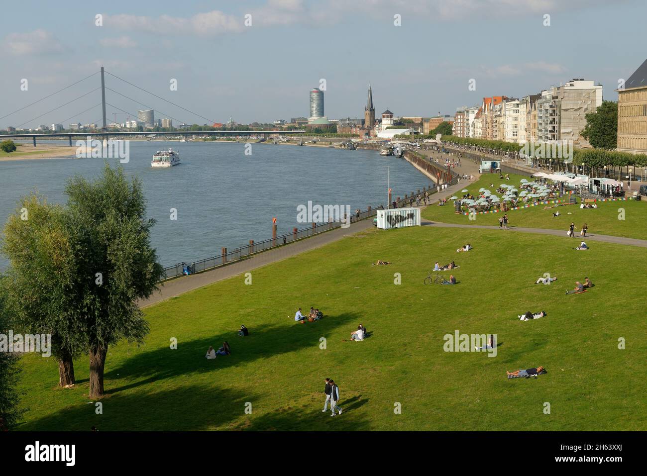 vue du rhéinkniebrücke sur les rives du rhin avec le pont oberkasseler, église st lambertus, tour du château et horloge de niveau à düsseldorf am rhein, düsseldorf, rhénanie-du-nord-westphalie, allemagne Banque D'Images