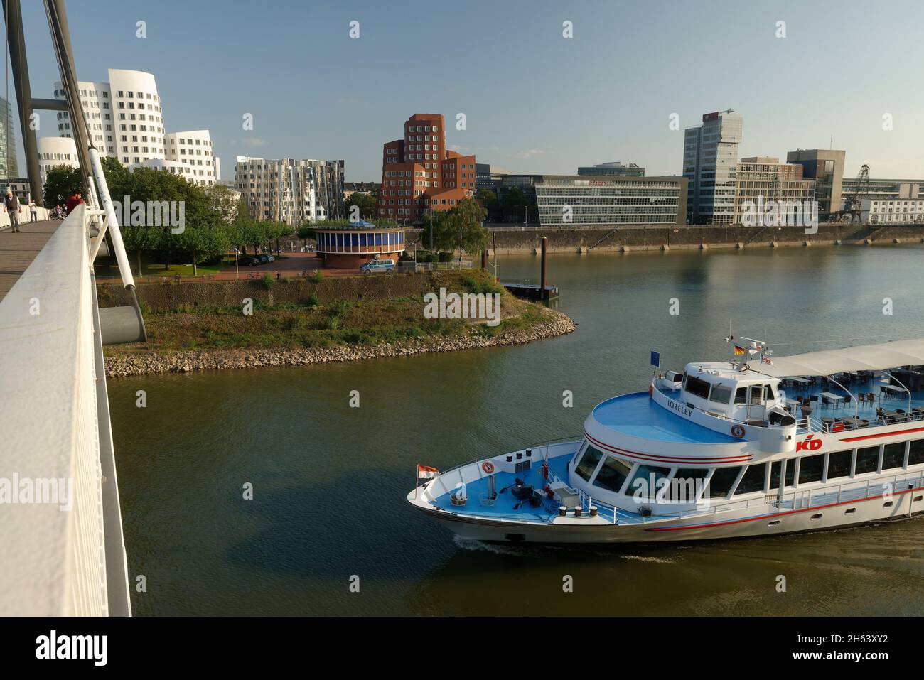 vue du pont du medienhafen au zollhof neuen par frank gehry à düsseldorf am rhein, rhénanie-du-nord-westphalie, allemagne Banque D'Images