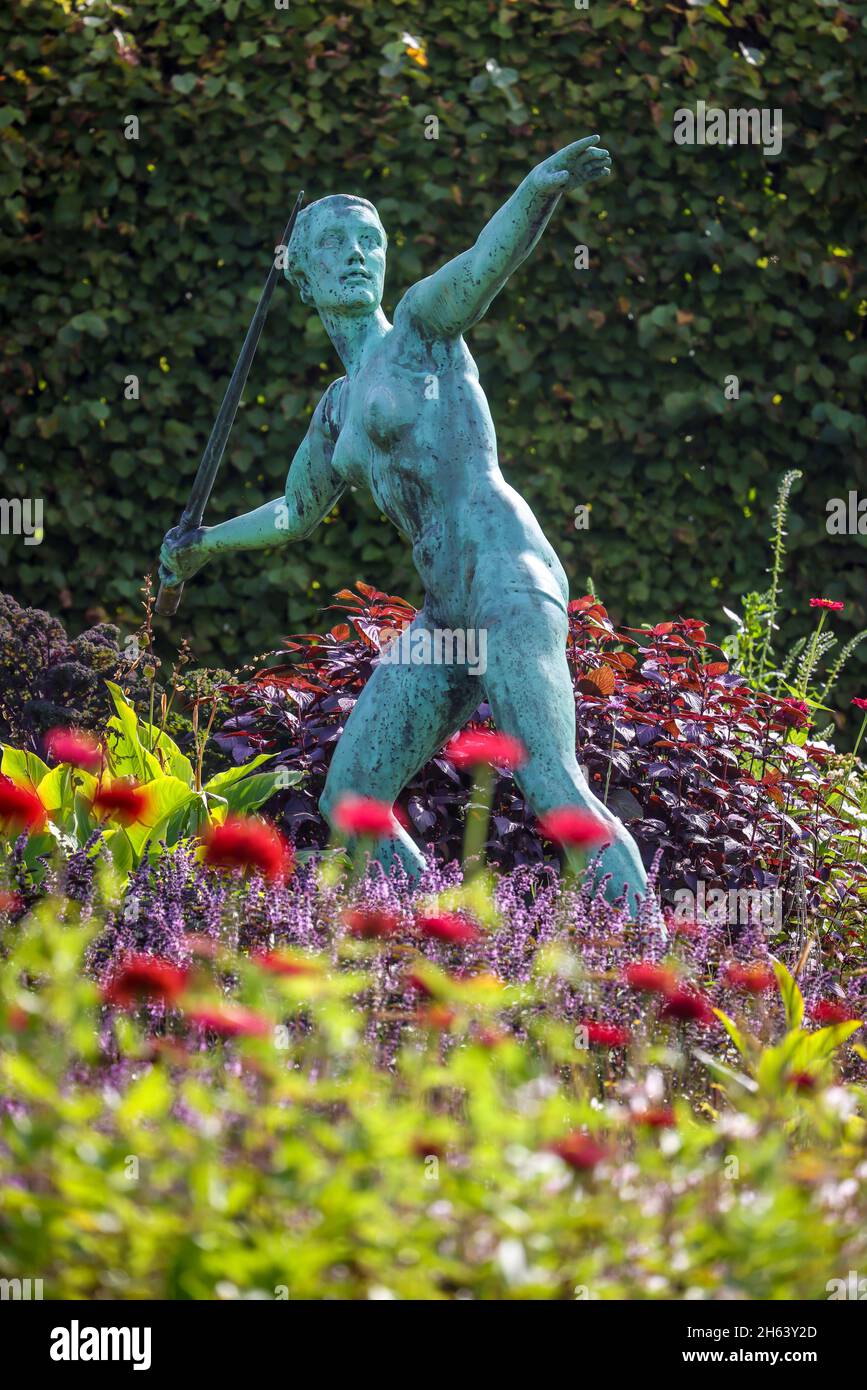 essen,rhénanie-du-nord-westphalie,allemagne - grugapark,un parc à essen,a été créé à partir de la première grande exposition horticole de la région de la ruhrland en 1929,a été la zone de parc du spectacle horticole fédéral en 1965. dans le parc il y a plus de quarante sculptures par des sculpteurs importants, ici dans le jardin vivace thrameur de javelot par ernst seger (1937). Banque D'Images