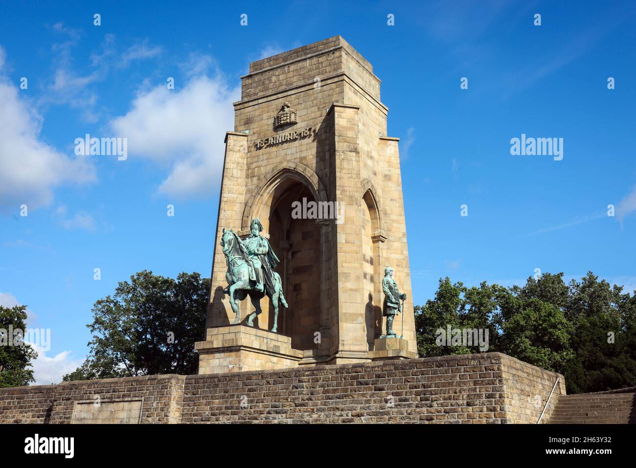 dortmund,rhénanie-du-nord-westphalie,allemagne - le monument kaiser wilhelm aux ruines de hohensyburg sur le hengsteysee. Banque D'Images