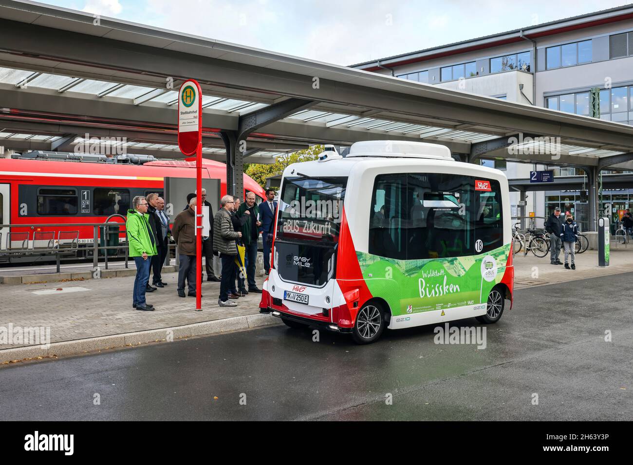 iserlohn, rhénanie-du-nord-westphalie, allemagne - bus électriques autonomes à la gare de la ville, un total de deux bus électriques automatisés circulent sur une route d'essai de 1.5 kilomètres entre la gare d'iserlohn et le campus de l'université suedwestfalen des sciences appliquées. Banque D'Images
