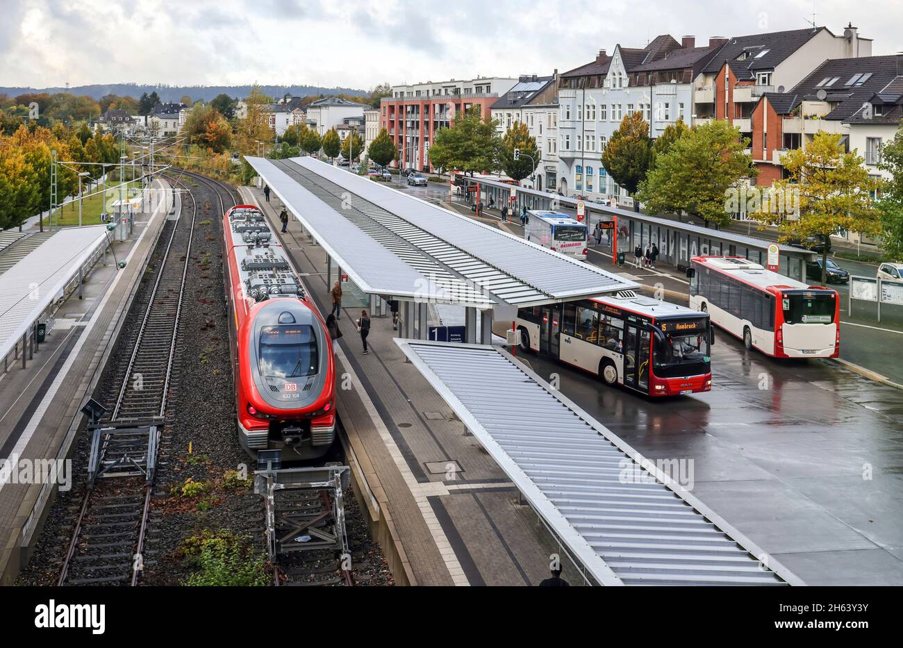 iserlohn, Rhénanie-du-Nord-westphalie, allemagne - gare d'iserlohn. la gare d'iserlohn est l'arrêt dans le centre d'iserlohn. Elle se trouve au bout de deux lignes ferroviaires à voie unique, la ligne de chemin de fer ardey de schwerte et la ligne d'iserlohn-letmathe. Depuis le nouveau bâtiment en 2008, elle est appelée gare de la ville Banque D'Images