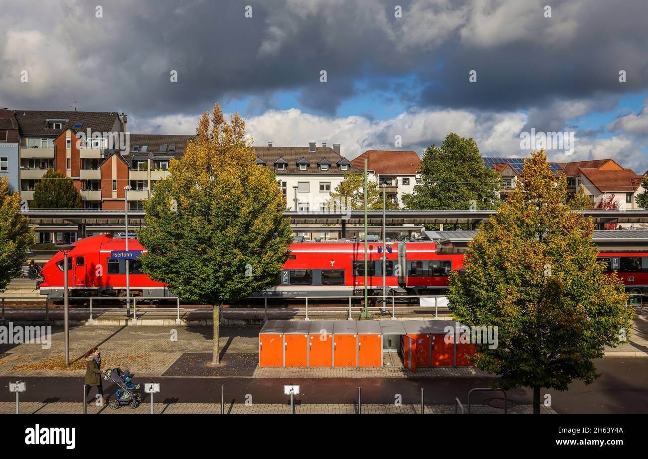 iserlohn, Rhénanie-du-Nord-westphalie, allemagne - gare d'iserlohn. la gare d'iserlohn est l'arrêt dans le centre d'iserlohn. Elle se trouve au bout de deux lignes ferroviaires à voie unique, la ligne de chemin de fer ardey de schwerte et la ligne d'iserlohn-letmathe. Depuis le nouveau bâtiment en 2008, elle est appelée gare de la ville Banque D'Images