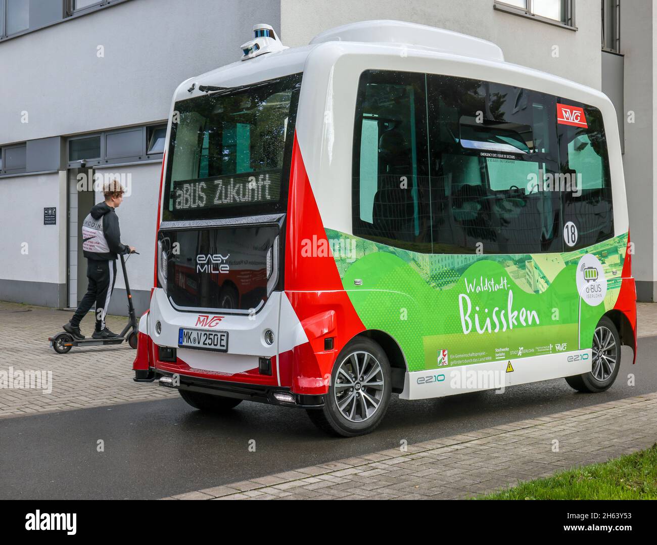 iserlohn, rhénanie-du-nord-westphalie, allemagne - bus électriques autonomes à la gare de la ville, un total de deux bus électriques automatisés circulent sur une route d'essai de 1.5 kilomètres entre la gare d'iserlohn et le campus de l'université suedwestfalen des sciences appliquées. Banque D'Images