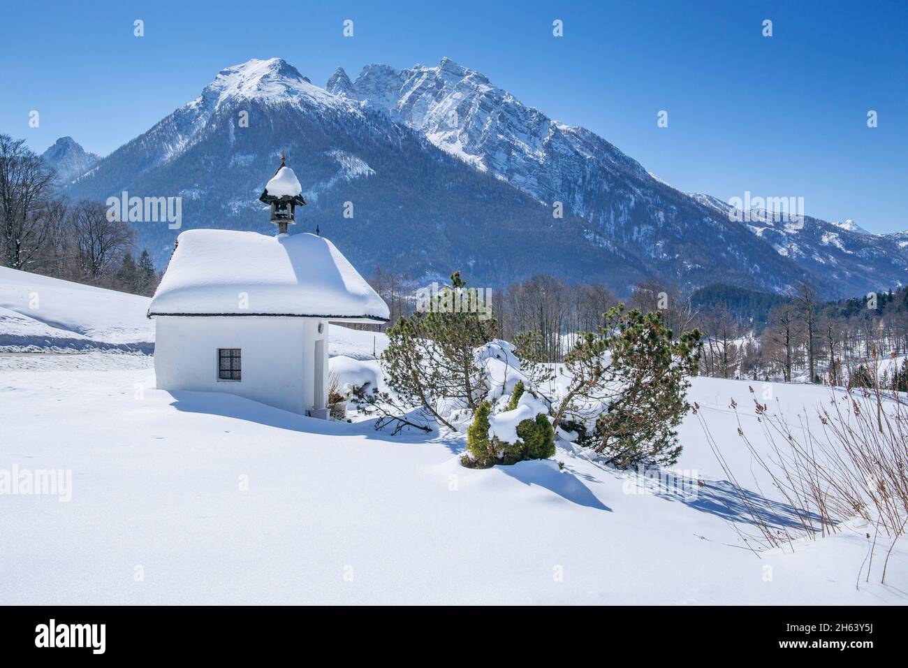 petite chapelle contre hochkalter 2607m,ramsau,alpes berchtesgaden,berchtesgadener land,haute-bavière,bavière,allemagne Banque D'Images