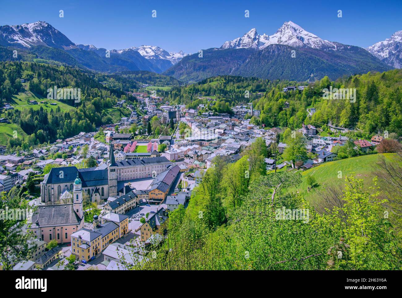 vue d'ensemble de la ville avec église paroissiale, collégiale et château royal vers jenner, steinernes meer et watzmann 2713m, berchtesgaden, alpes berchtesgaden, berchtesgadener pays, haute-bavière, bavière, allemagne Banque D'Images