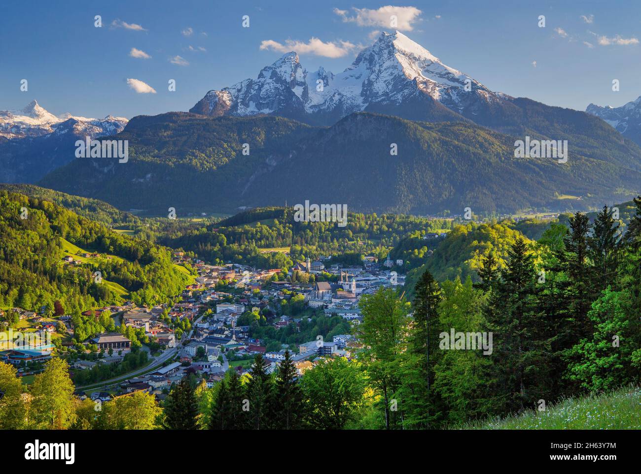 vue sur la vallée, la ville et watzmann 2713m dans le soleil du soir, berchtesgaden, alpes berchtesgaden, berchtesgadener pays, haute-bavière, bavière, allemagne Banque D'Images