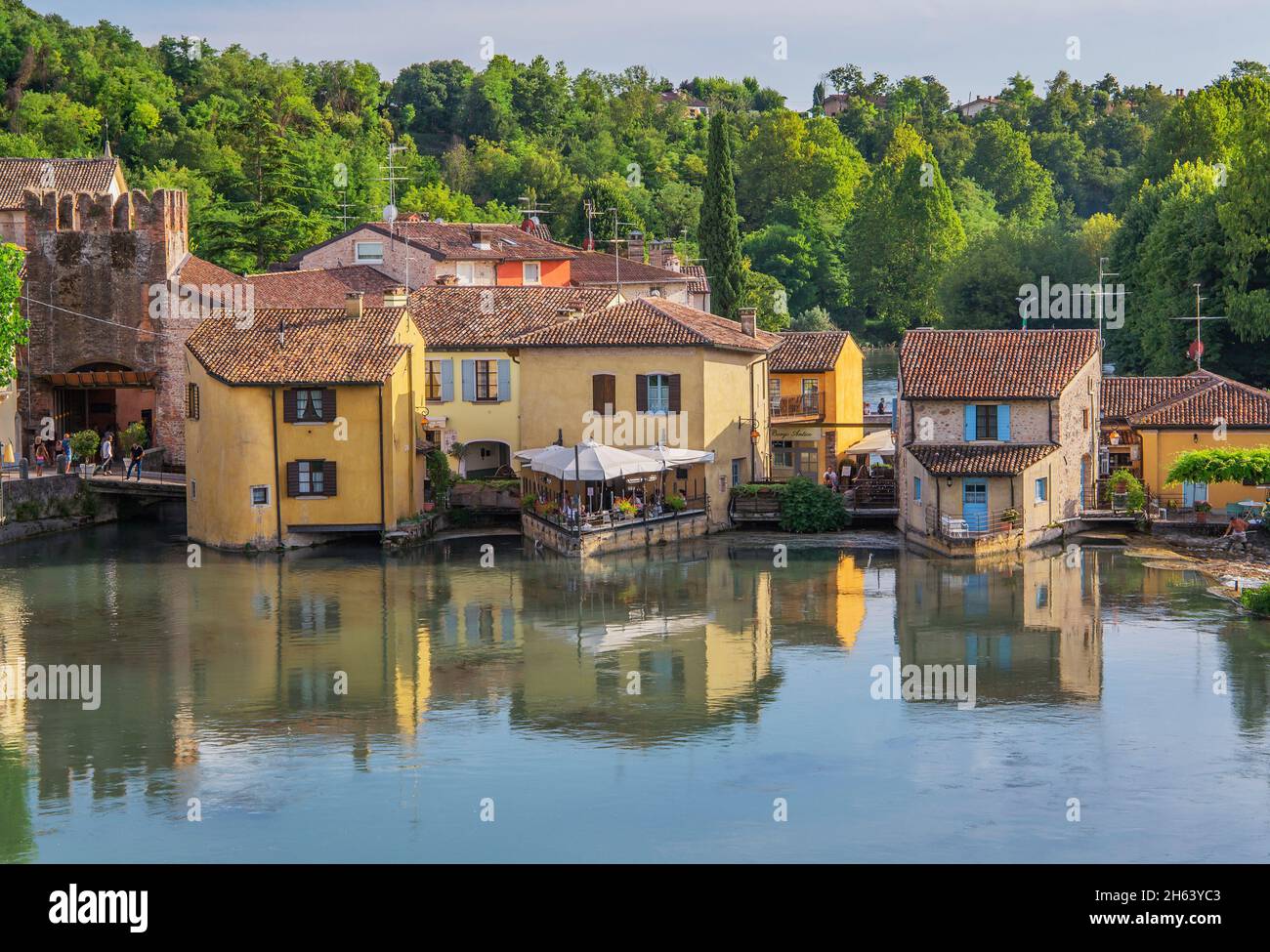 vue sur le village historique sur la rivière mincio, borghetto, quartier de valeggio sul mincio, village moulin, plaine po, province de vérone, vénétie, italie Banque D'Images