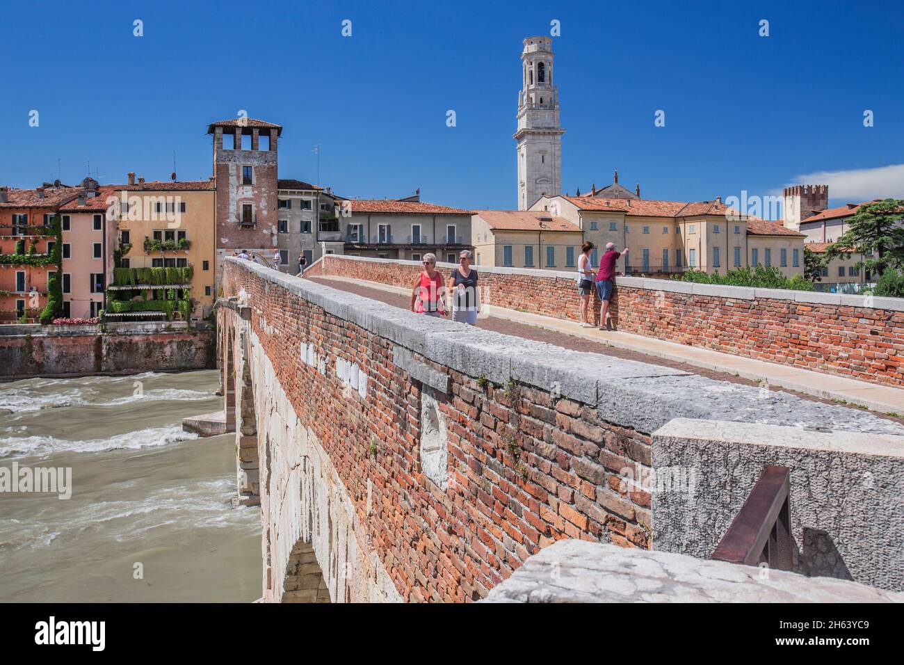 ponte pietra au-dessus de l'adige avec clocher de la cathédrale dans la vieille ville, vérone, vallée de l'adige, province de vérone, vénétie, italie Banque D'Images