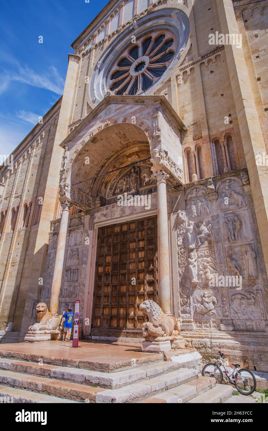 portail de l'église de san zeno maggiore dans la vieille ville,vérone,adige,vallée de l'adige,province de vérone,vénétie,italie Banque D'Images