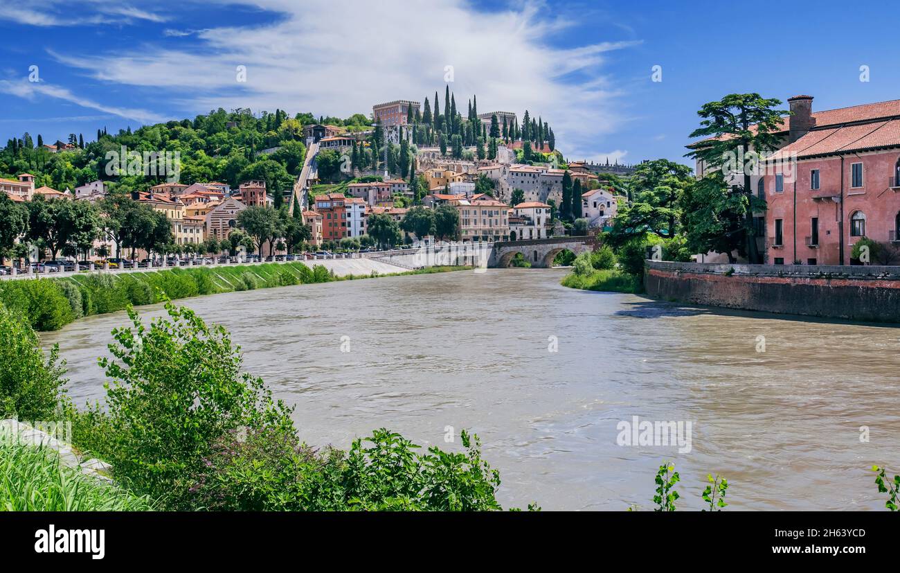 etsch avec le castel san pietro dans la vieille ville, vérone, vallée de l'adige, province de vérone, vénétie, italie Banque D'Images